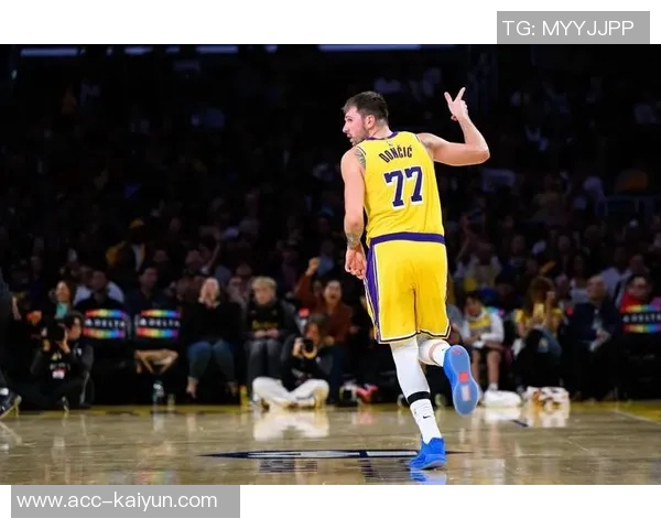 兰德尔赛季数据亮眼场均272分65篮板52助攻命中率高达56三分命中率47