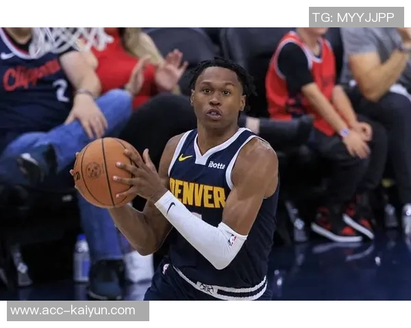 重型轰炸机戈登全场表现出色砍下24分并贡献6篮板1助攻上演精彩空接重扣